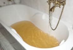 BORGIALLO - Acqua gialla dai rubinetti e corrente che salta: doppia raccolta firme dei residenti di Bastiglia