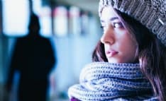 IVREA - Ossessionato dall'ex fidanzata, piazza rilevatori Gps su auto e moto per seguirla ovunque: ora va a processo per stalking