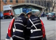 IVREA - Incinta al nono mese: i vigili le sequestrano l'auto