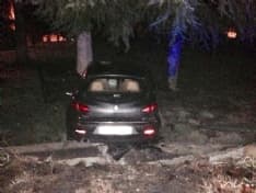 AGLIÈ - Auto sfonda la cancellata di una villa: due feriti - FOTO
