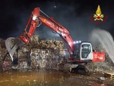 CIRIE' - Dopo oltre 24 ore i vigili del fuoco sono ancora al lavoro per l'incendio della cartiera - FOTO