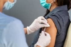 COVID - «Estendere la copertura vaccinale ai commercianti e alle categorie fragili»