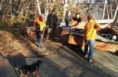 COLLERETTO - L'ex Provincia non interviene: i cittadini riparano la strada da soli