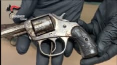 LEINI - I carabinieri scoprono un arsenale di armi e un bazar di articoli di lusso rubati a Pino Torinese - VIDEO