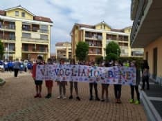 BORGARO - I bambini delle scuole vanno a trovare gli anziani ospiti della casa di riposo