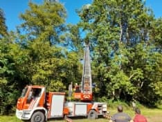 CUORGNE' - Sbaglia atterraggio e resta incastrato su un albero: parapendista salvato dai vigili del fuoco - FOTO e VIDEO