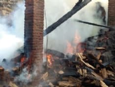 PAVONE - Deposito in fiamme: i pompieri salvano la casa - FOTO