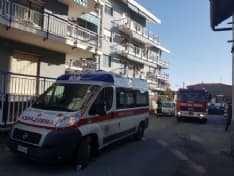 RIVAROLO - Minaccia di buttarsi dal balcone di casa: salvata