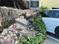 IVREA - Crolla un muro sulle auto: paura vicino al ristorante cinese