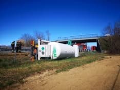 AUTOSTRADA TORINO-AOSTA - Cisterna piena di azoto liquido si ribalta subito dopo lo svincolo di Volpiano - FOTO
