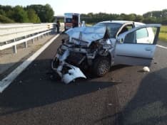 AUTOSTRADA TORINO-AOSTA - Auto si schianta contro un tir: due ragazzi feriti, vettura distrutta - FOTO