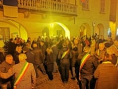 RIVAROLO CANAVESE - Settanta sindaci hanno manifestato davanti al municipio - FOTO e VIDEO