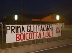 RIVAROLO-IVREA - Gli striscioni di CasaPound contro il Lidl - FOTO