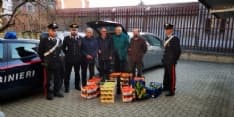 CASELLE - Maxi multa agli ambulanti abusivi: i carabinieri donano frutta e verdura alla Caritas - FOTO