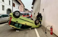 VESTIGNE' - Sbatte contro un'auto in sosta e si ribalta con la Panda: donna ricoverata in ospedale
