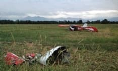 CALUSO - L'aereo caduto avrebbe toccato i cavi dell'alta tensione. I feriti non sono in pericolo di vita