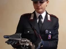 PALAZZO CANAVESE - Pistola rubata in casa: arrestato un 47enne