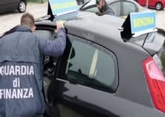 CASTELLAMONTE - Vende auto col contachilometri taroccato a un disabile che lo denuncia