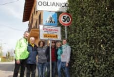 OGLIANICO - La campionessa Paola Gianotti incontra gli alunni e inaugura i cartelli di «Attenzione al ciclista»