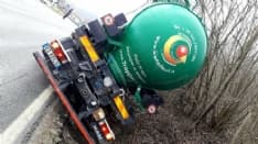 FRONT - Cede la banchina all'improvviso, la cisterna resta in bilico - FOTO