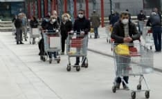 FASE 2 - Code nei centri commerciali, in 15mila da Ikea: «Addio distanziamento tra le persone»