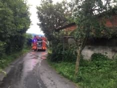 CUORGNE' - Incendio devasta un deposito di legna vicino al Ponte Vecchio - FOTO