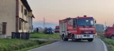 LEINI' - Con l'auto contro il bombolone del gas di un'abitazione, intervento dei pompieri - FOTO