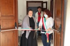 CASTELNUOVO NIGRA - C'erano una volta calamaio e banchi in legno: inaugurata la «scuola di ieri» - FOTO