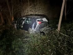 IVREA-SANTHIA' - Tamponamento sulla bretella, auto supera le barriere e finisce contro un albero: un ferito - FOTO