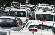 CASELLE - Niente taxi per la cliente sulla sedia a rotelle