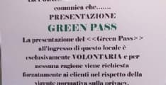 CHIAVERANO - «Green pass solo volontario», ma dal Comune fanno rimuovere il cartello dall'ingresso del locale