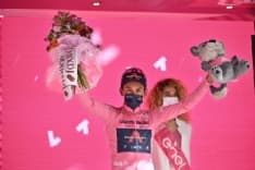 GIRO D'ITALIA - Egan Bernal allunga e conferma la maglia Rosa: «Devo tenere i piedi ben saldi per terra»