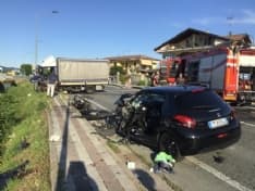 STRAMBINO - Auto contro camion sulla provinciale: automobilista trasportato al Cto - FOTO E VIDEO