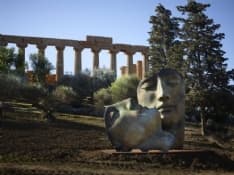 IVREA - In piazza Ottinetti due grandi opere di Mitoraj