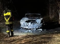 VALPERGA - Auto a fuoco nella notte in località Quassasco: intervento dei vigili del fuoco