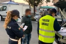CANAVESE - Controlli green pass nei negozi e nei mercati: le forze dell'ordine intervengono su segnalazione dei clienti