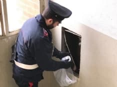 LEINI-TORINO - I carabinieri seguono il pusher fino a casa e scoprono una centrale dello spaccio - FOTO E VIDEO