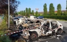 BRANDIZZO - Un altro incendio in via Impastato: tre auto distrutte. Ora è caccia al piromane