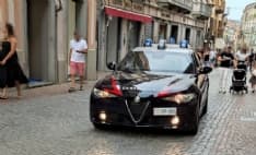 IVREA - Commerciante esce dal proprio negozio e viene scippata da un balordo