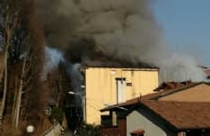 AGLIE' - Incendio in centro distrugge abitazione: vigili del fuoco combattono contro le fiamme - FOTO e VIDEO