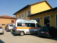 CASTELLAMONTE - Bimba con la testa incastrata in una staccionata: salva