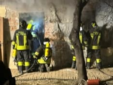 FAVRIA - Allarme nella notte per l'incendio di un magazzino