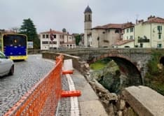 IVREA - Auto si schianta in corso Garibaldi: crolla il muro di protezione lungo la Dora Baltea