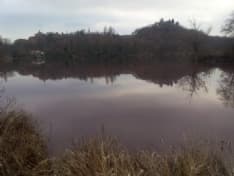 IVREA - Il lago San Michele rosso: divieto di pesca e balneazione