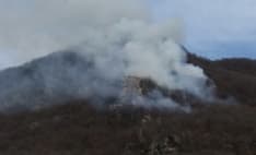 PONT CANAVESE - Vasto incendio devasta area boschiva: vigili del fuoco e Aib al lavoro - FOTO