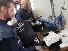 CANAVESE - Scudetto Juventus: 80 mila articoli farlocchi sequestrati dalla guardia di finanza - FOTO e VIDEO