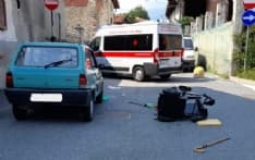 VALPERGA - Pensionato sulla sedia a rotelle travolto da una Fiat Panda: ferito e trasportato in ospedale - FOTO