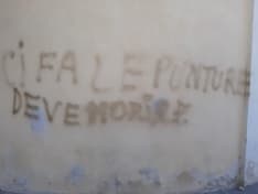 CALUSO - Minacce di morte sgrammaticate contro i medici scritte sul muro dell'hub vaccinale