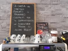 CUORGNE' - Caro bollette, spuntano cartelli nei negozi: «A causa dei rincari costretti, per la sopravvivenza, ad aumentare i prezzi»