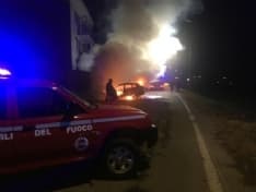 SAN FRANCESCO - Si schianta contro un muro, l'auto prende fuoco e il conducente scappa nei prati - FOTO